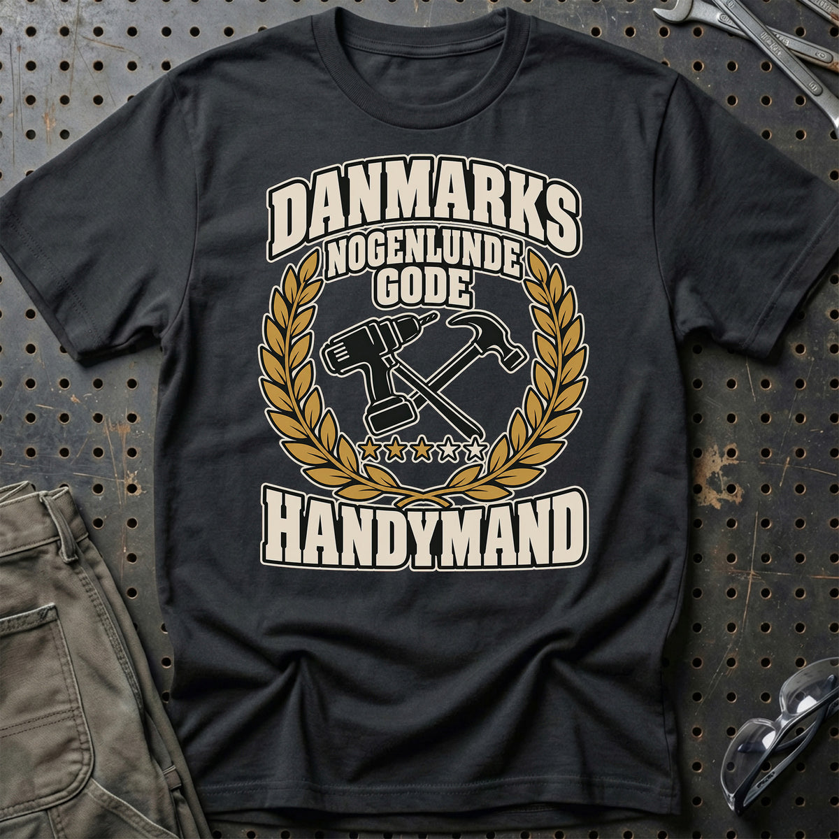 Handymand – Danmarks Nogenlunde Gode T-Shirt-Beklædning-Garage Culture-Sort-S-Garage Culture Shop- garage - man cave - merchandise