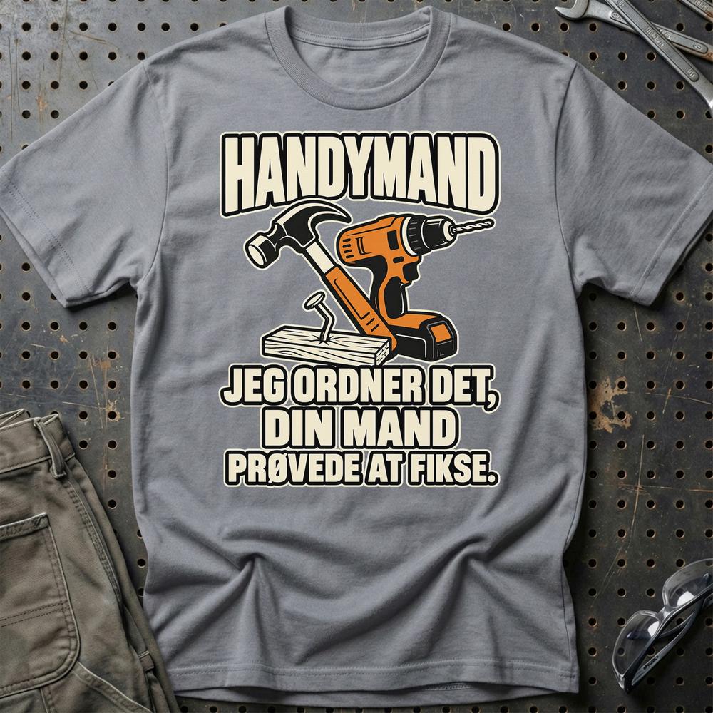 
Produktbillede af Handymand – Jeg Ordner Det, Din Mand Prøvede At Fikse T-Shirt