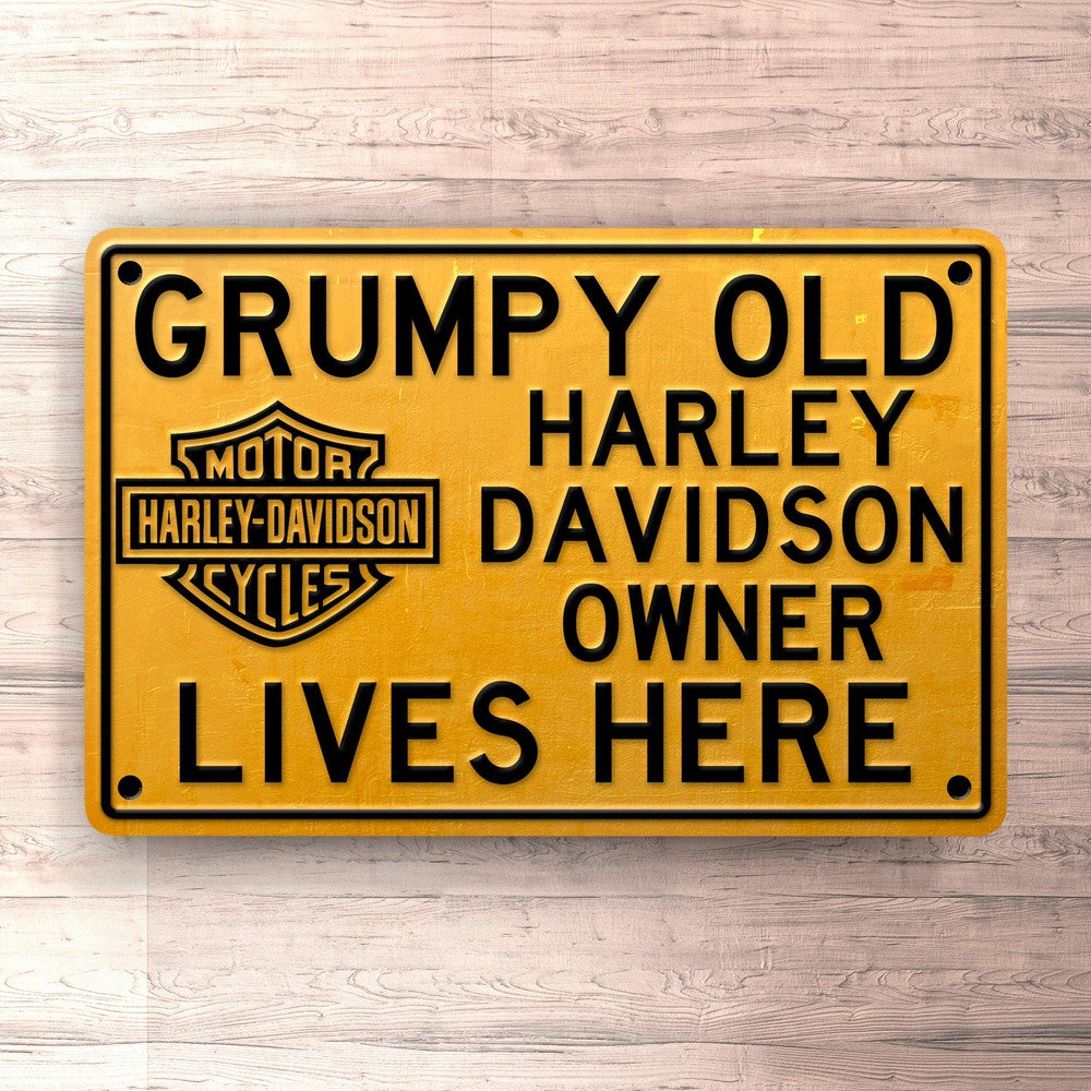 Harley Davidson Grumpy Old Harley Davidson Owner Lives Here Skilte, Musemåtte, Dørmåtte-Skilte-Harley Davidson-Garage Culture Shop- garage - man cave - merchandise