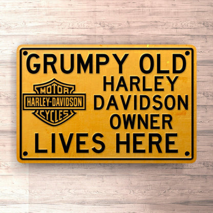 Harley Davidson Grumpy Old Harley Davidson Owner Lives Here Skilte, Musemåtte, Dørmåtte-Skilte-Harley Davidson-Garage Culture Shop- garage - man cave - merchandise