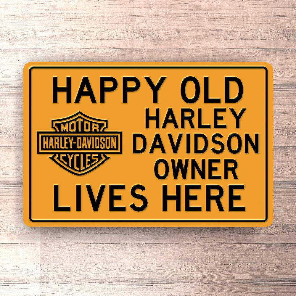 Harley Davidson Happy Old Harley Davidson Owner Lives Here Skilte, Musemåtte, Dørmåtte-Skilte-Harley Davidson-Garage Culture Shop- garage - man cave - merchandise