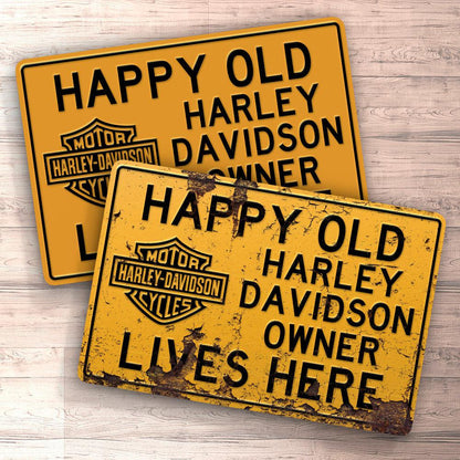 Harley Davidson Happy Old Harley Davidson Owner Lives Here Skilte, Musemåtte, Dørmåtte-Skilte-Harley Davidson-Garage Culture Shop- garage - man cave - merchandise