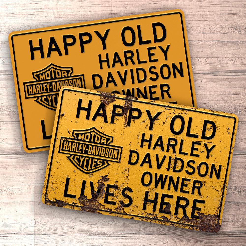 Harley Davidson Happy Old Harley Davidson Owner Lives Here Skilte, Musemåtte, Dørmåtte , Plakat-Skilte-Harley Davidson-Garage Culture Shop- garage - man cave - merchandise