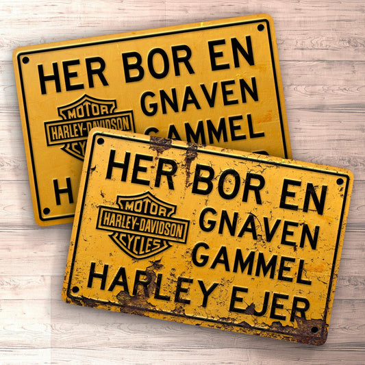 Harley Davidson Her Bor En Gnaven Gammel Harley Ejer Skilte, Musemåtte, Dørmåtte-Skilte-Harley Davidson-Garage Culture Shop- garage - man cave - merchandise