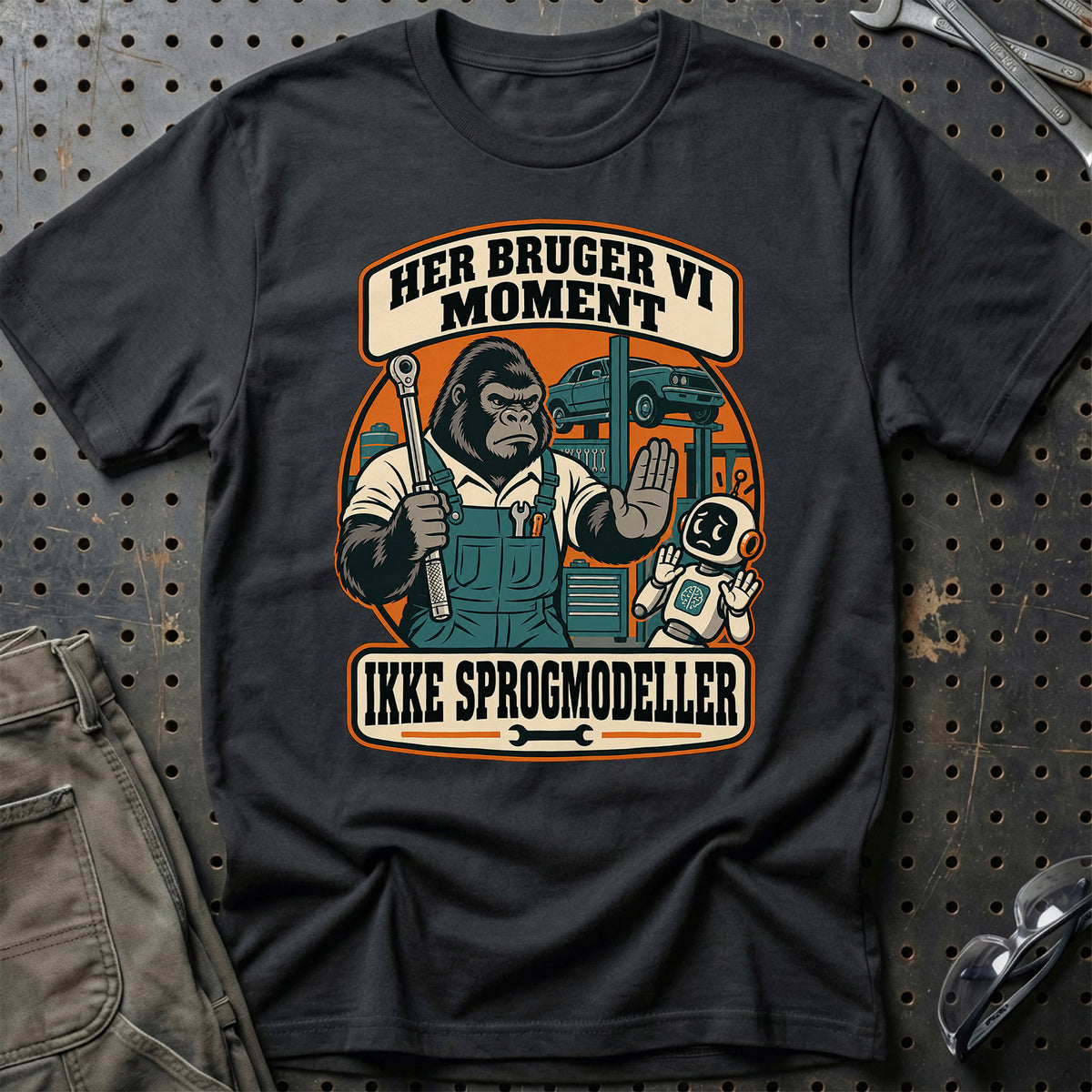 
Her bruger vi moment – Ikke sprogmodeller T-Shirt – Sort