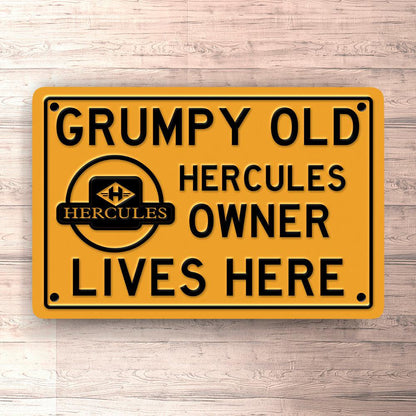 Hercules Grumpy Old Hercules Owner Lives Here Skilte, Musemåtte, Dørmåtte , Plakat-Skilte-Hercules-Garage Culture Shop- garage - man cave - merchandise