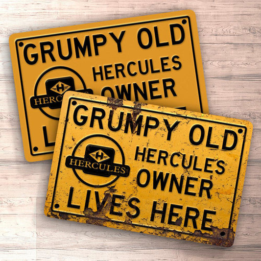 Hercules Grumpy Old Hercules Owner Lives Here Skilte, Musemåtte, Dørmåtte , Plakat-Skilte-Hercules-Garage Culture Shop- garage - man cave - merchandise