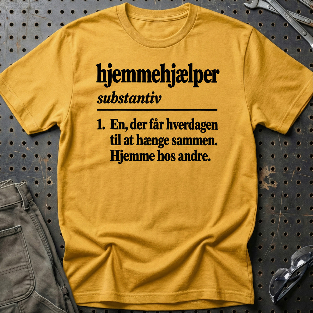 
Hjemmehjælper – Definition T-Shirt – Guld