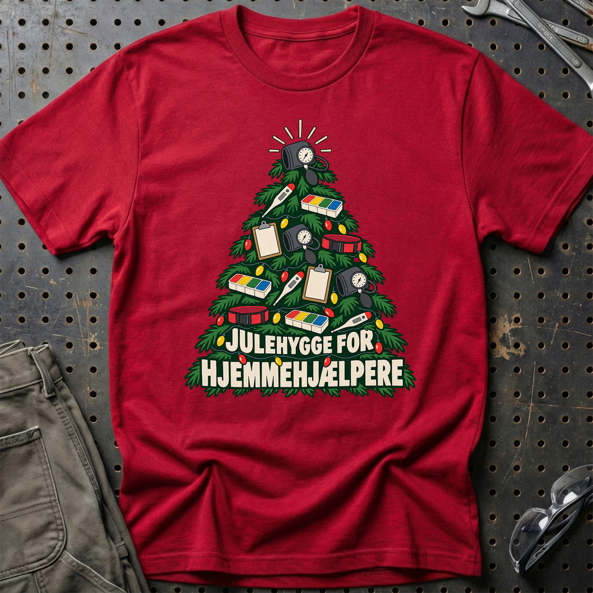 
Hjemmehjælper – Julehygge – Unisex T-Shirt – Rød
