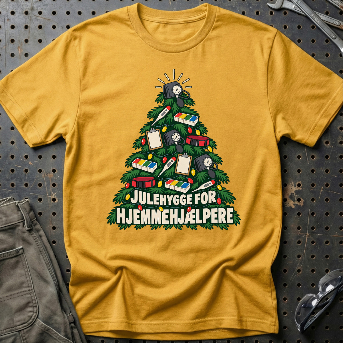
Hjemmehjælper – Julehygge – Unisex T-Shirt – Guld