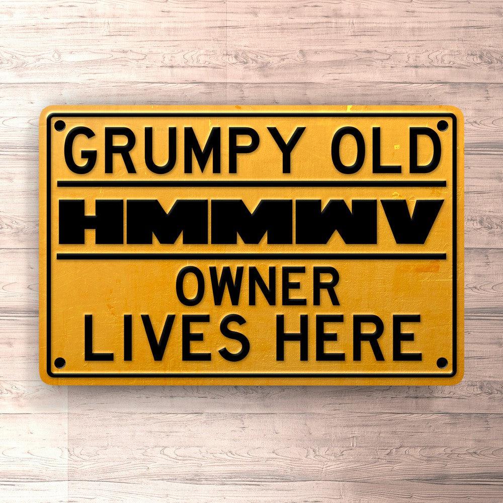 Hmmwv Grumpy Old Hmmwv Owner Lives Here Skilte, Musemåtte, Dørmåtte , Plakat-Skilte-HMMWV-Garage Culture Shop- garage - man cave - merchandise