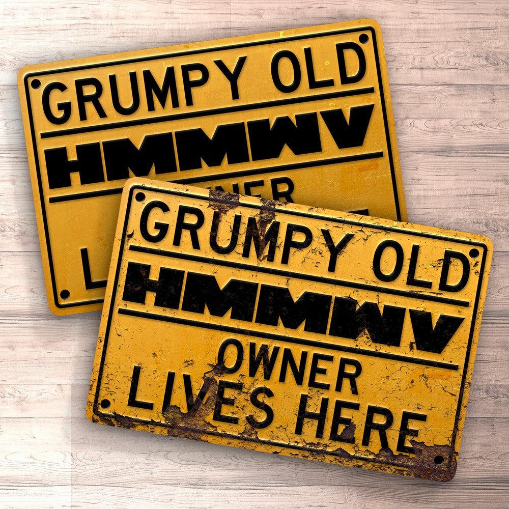 Hmmwv Grumpy Old Hmmwv Owner Lives Here Skilte, Musemåtte, Dørmåtte , Plakat-Skilte-HMMWV-Garage Culture Shop- garage - man cave - merchandise
