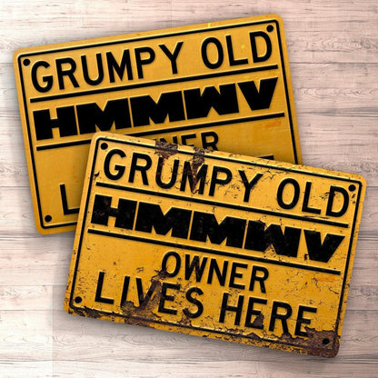 Hmmwv Grumpy Old Hmmwv Owner Lives Here Skilte, Musemåtte, Dørmåtte , Plakat-Skilte-HMMWV-Garage Culture Shop- garage - man cave - merchandise
