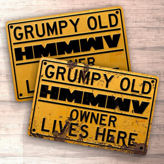 Hmmwv Grumpy Old Hmmwv Owner Lives Here Skilte, Musemåtte, Dørmåtte , Plakat-Skilte-HMMWV-Garage Culture Shop- garage - man cave - merchandise