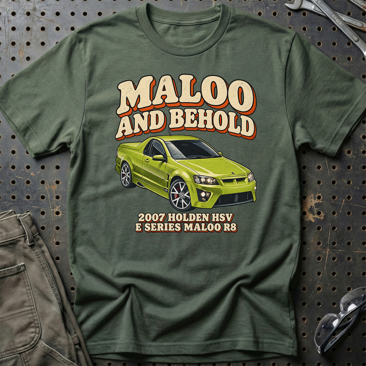 
Holden HSV E Series Maloo R8 2007 – Maloo and Behold T-Shirt – Grøn Militær
