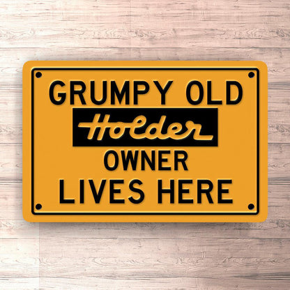 Holder Grumpy Old Owner Lives Here Skilte, Musemåtte, Dørmåtte , Plakat-Skilte-Holder-Garage Culture Shop- garage - man cave - merchandise