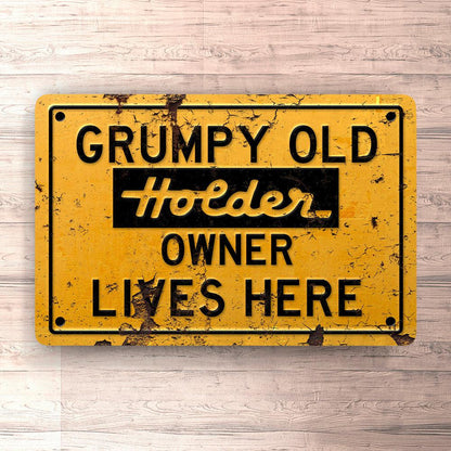 Holder Grumpy Old Owner Lives Here Skilte, Musemåtte, Dørmåtte , Plakat-Skilte-Holder-Garage Culture Shop- garage - man cave - merchandise
