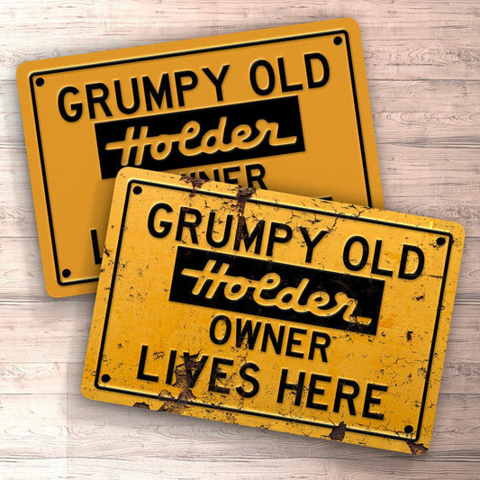 Holder Grumpy Old Owner Lives Here Skilte, Musemåtte, Dørmåtte , Plakat-Skilte-Holder-Garage Culture Shop- garage - man cave - merchandise