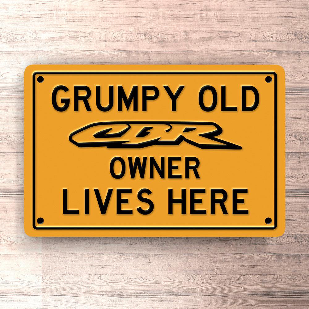 Honda Cbr Grumpy Old Honda Cbr Owner Lives Here Skilte, Musemåtte, Dørmåtte , Plakat-Skilte-Honda-Garage Culture Shop- garage - man cave - merchandise