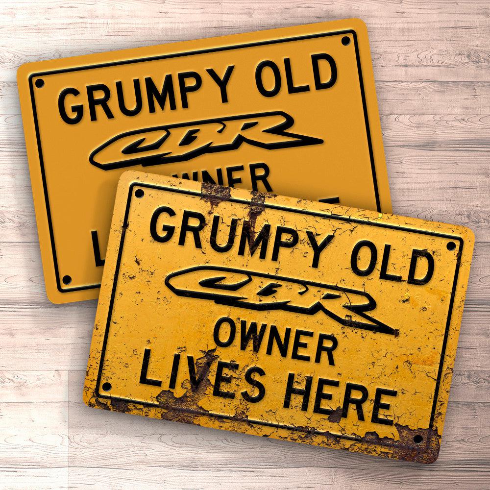 Honda Cbr Grumpy Old Honda Cbr Owner Lives Here Skilte, Musemåtte, Dørmåtte , Plakat-Skilte-Honda-Garage Culture Shop- garage - man cave - merchandise