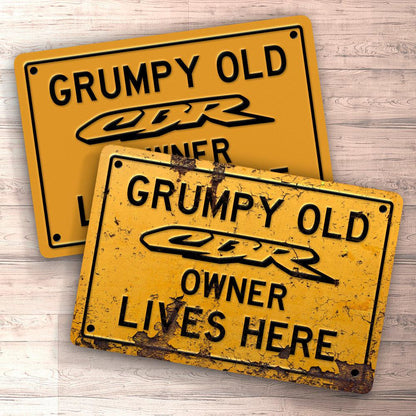 Honda Cbr Grumpy Old Honda Cbr Owner Lives Here Skilte, Musemåtte, Dørmåtte , Plakat-Skilte-Honda-Garage Culture Shop- garage - man cave - merchandise