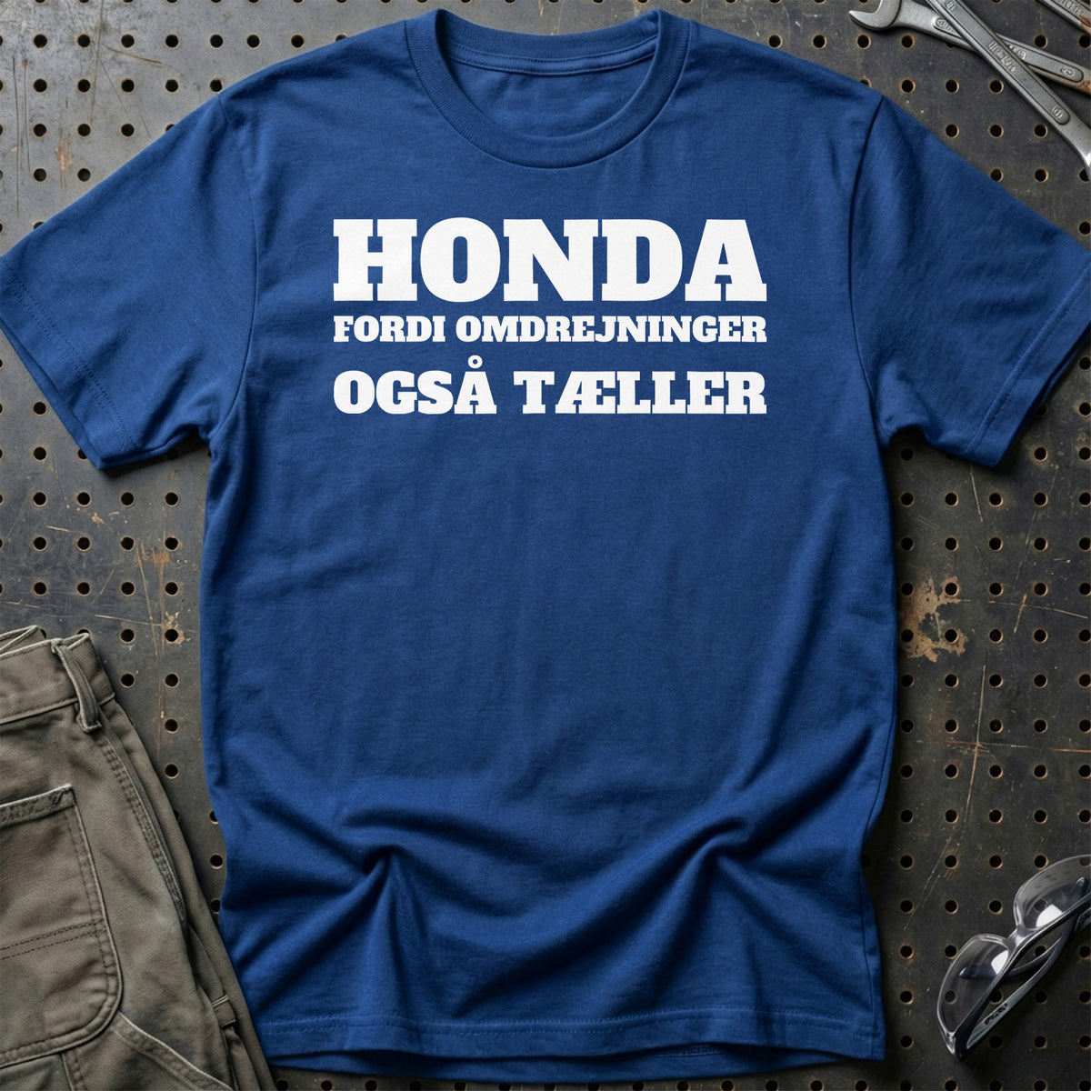 
Produktbillede af Honda – Fordi Omdrejninger Også Tæller T-Shirt