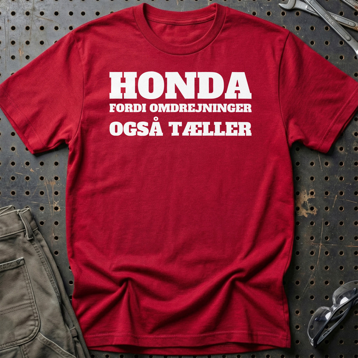 
Produktbillede af Honda – Fordi Omdrejninger Også Tæller T-Shirt