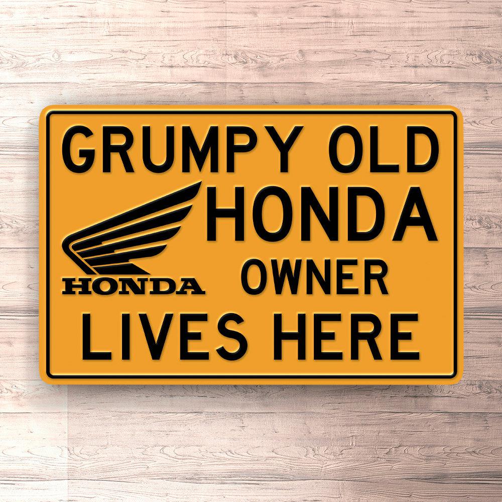 Honda Grumpy Old Honda Owner Lives Here Skilte, Musemåtte, Dørmåtte , Plakat-Skilte-Honda-Garage Culture Shop- garage - man cave - merchandise