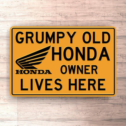 Honda Grumpy Old Honda Owner Lives Here Skilte, Musemåtte, Dørmåtte , Plakat-Skilte-Honda-Garage Culture Shop- garage - man cave - merchandise