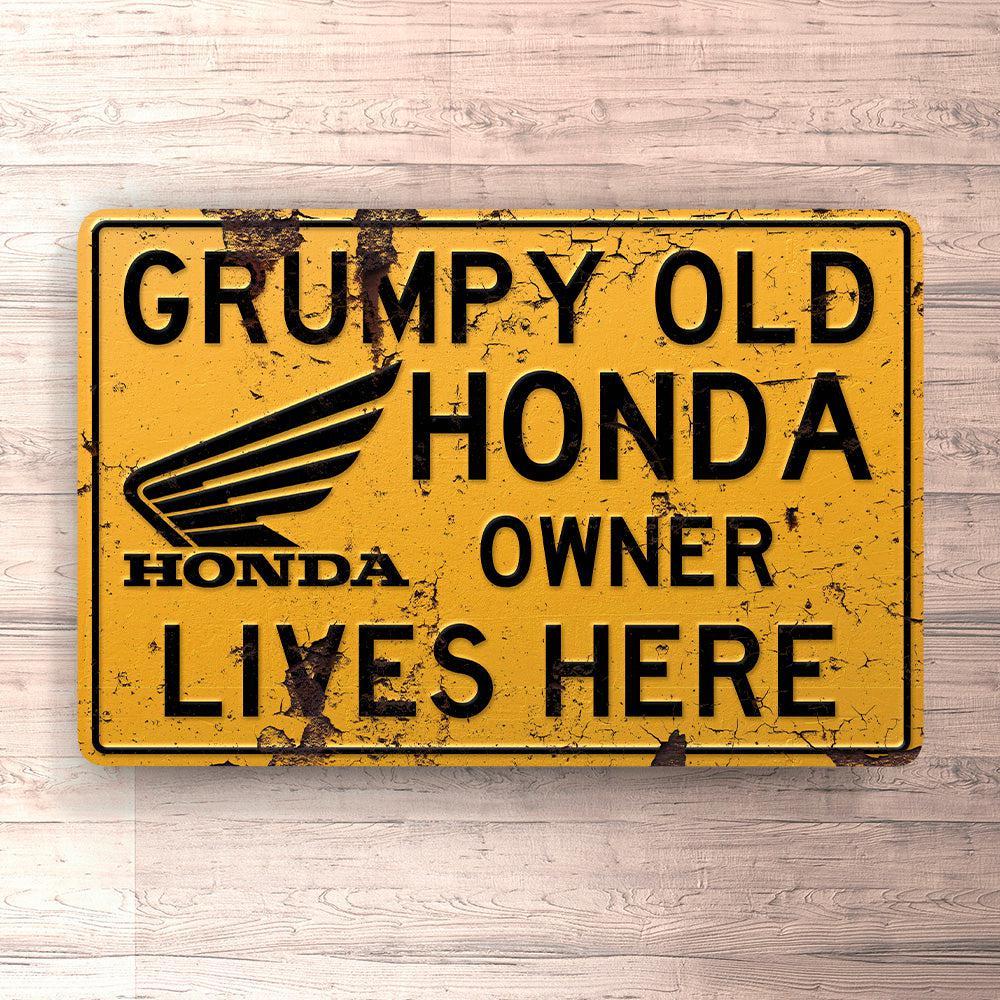 Honda Grumpy Old Honda Owner Lives Here Skilte, Musemåtte, Dørmåtte , Plakat-Skilte-Honda-Garage Culture Shop- garage - man cave - merchandise