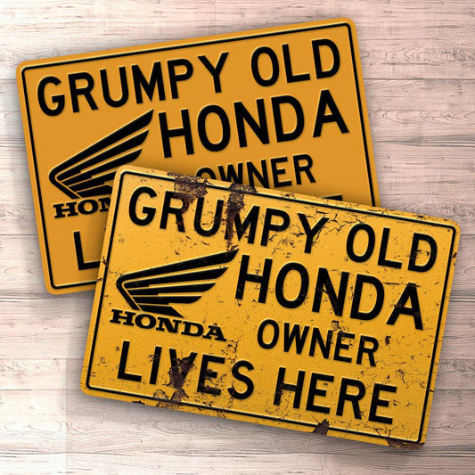 Honda Grumpy Old Honda Owner Lives Here Skilte, Musemåtte, Dørmåtte , Plakat-Skilte-Honda-Garage Culture Shop- garage - man cave - merchandise