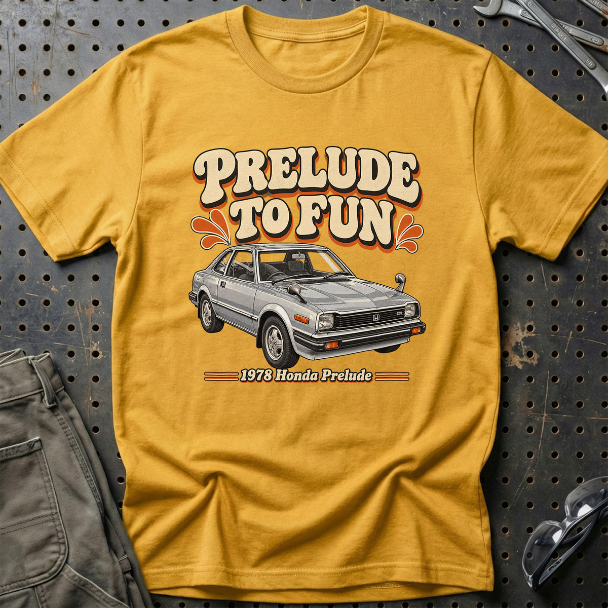 
Honda Prelude 1978 – Prelude to Fun T-Shirt – Guld