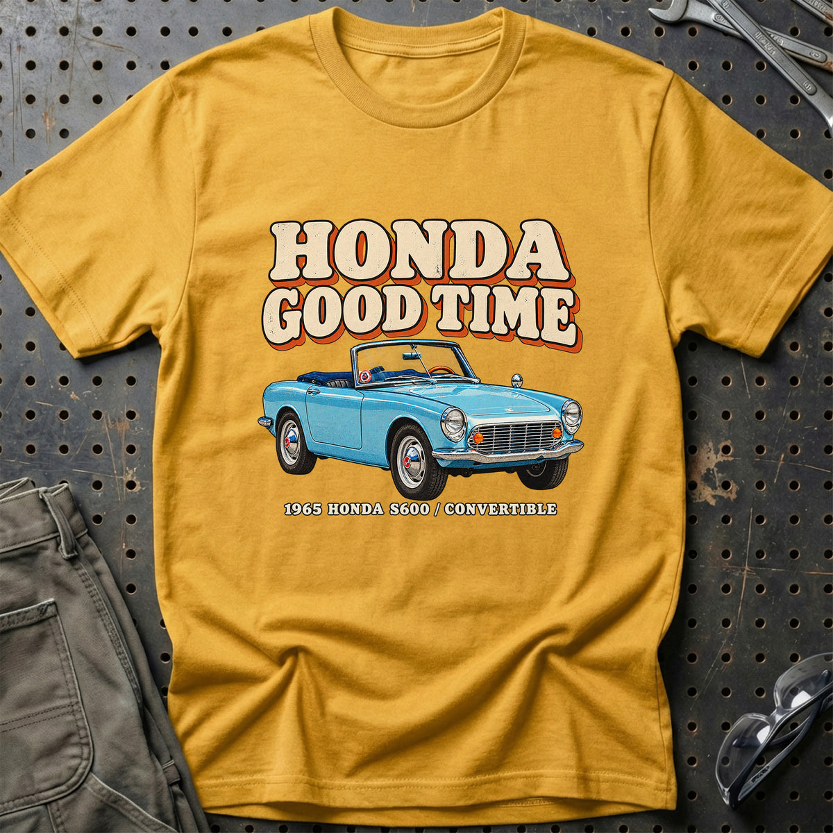 
Honda S600 Convertible 1965 – Honda Good Time T-Shirt – Guld