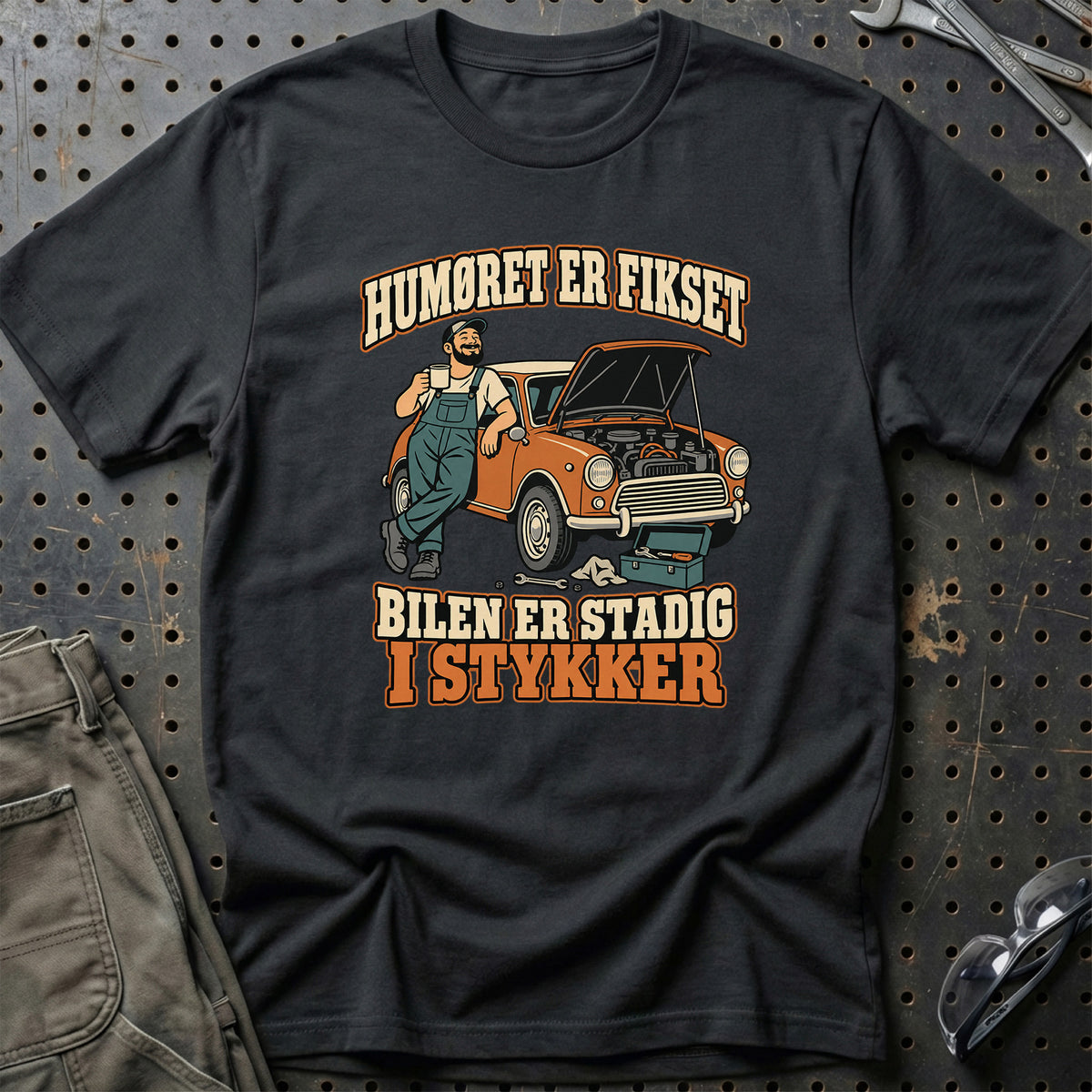 
Humøret er fikset – Bilen er stadig i stykker – Farvet motiv – Unisex T-Shirt – Sort