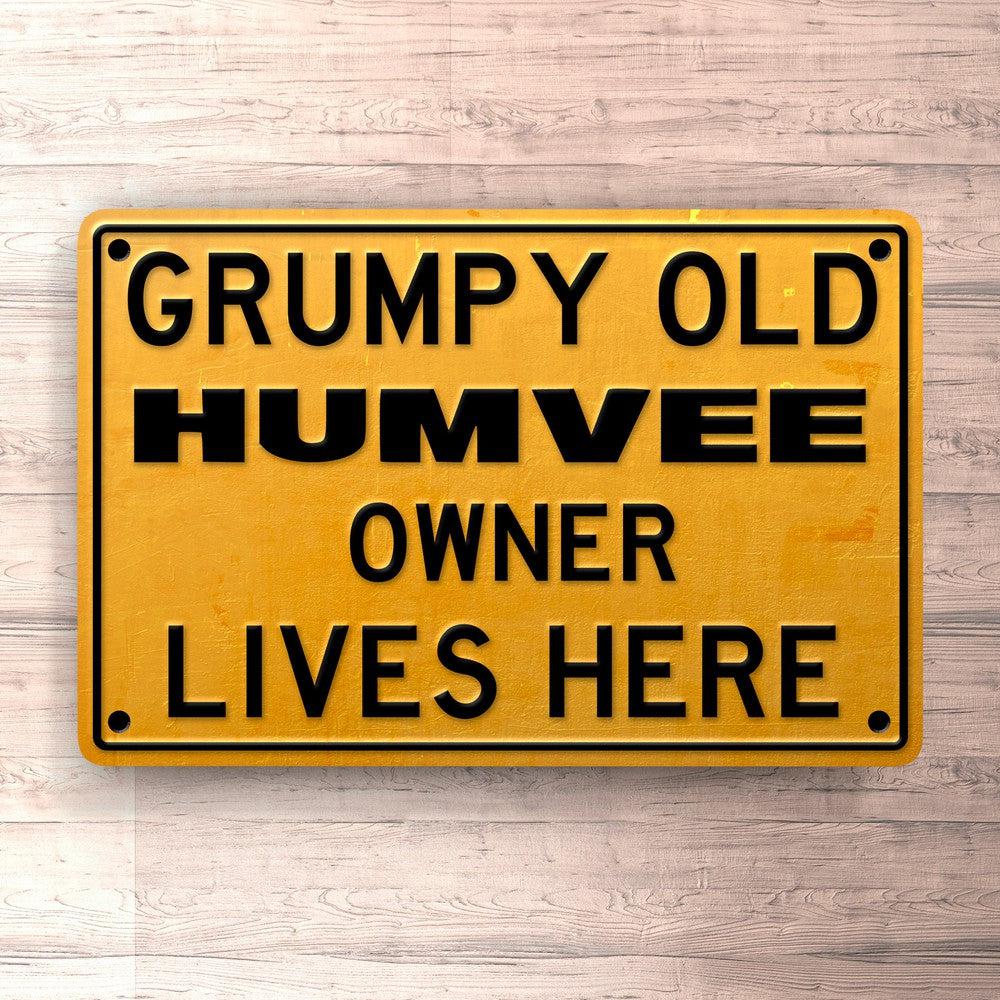 Humvee Grumpy Old Humvee Owner Lives Here Skilte, Musemåtte, Dørmåtte-Skilte-Humvee-Garage Culture Shop- garage - man cave - merchandise