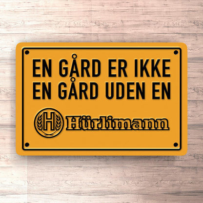 Hürlimann En Gård Er Ikke En Gård Uden En Hürlimann Skilte, Musemåtte, Dørmåtte , Plakat-Skilte-Hürlimann-Garage Culture Shop- garage - man cave - merchandise