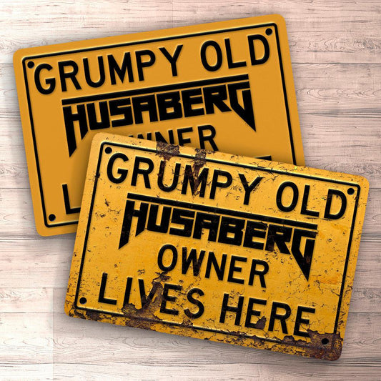 Husaberg Grumpy Old Husaberg Owner Lives Here Skilte, Musemåtte, Dørmåtte , Plakat-Skilte-Husaberg-Garage Culture Shop- garage - man cave - merchandise