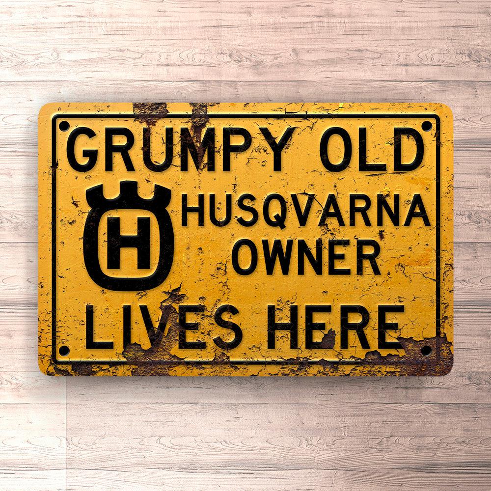 Husqvarna Grumpy Old Husqvarna Owner Lives Here Skilte, Musemåtte, Dørmåtte-Skilte-Husqvarna-Garage Culture Shop- garage - man cave - merchandise