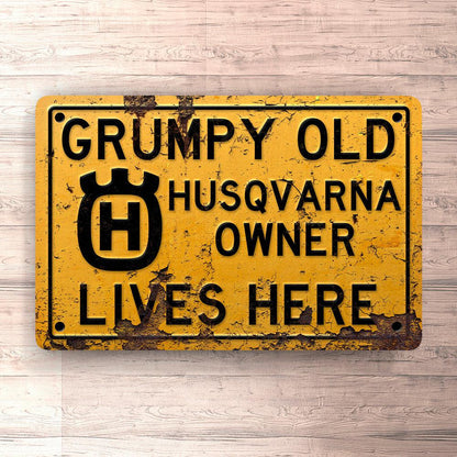 Husqvarna Grumpy Old Husqvarna Owner Lives Here Skilte, Musemåtte, Dørmåtte-Skilte-Husqvarna-Garage Culture Shop- garage - man cave - merchandise