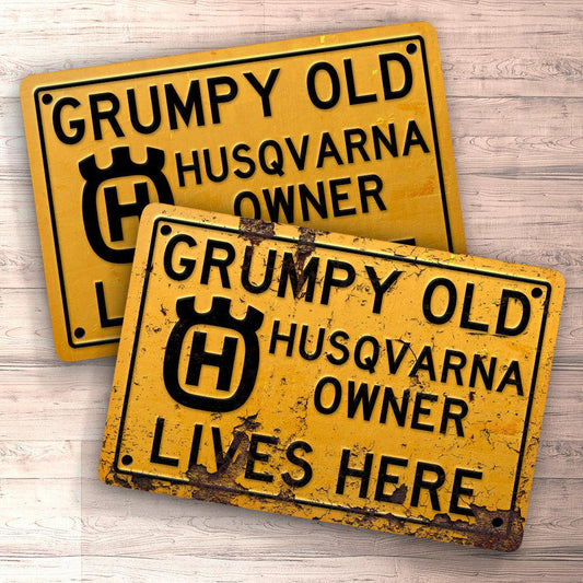 Husqvarna Grumpy Old Husqvarna Owner Lives Here Skilte, Musemåtte, Dørmåtte , Plakat-Skilte-Husqvarna-Garage Culture Shop- garage - man cave - merchandise