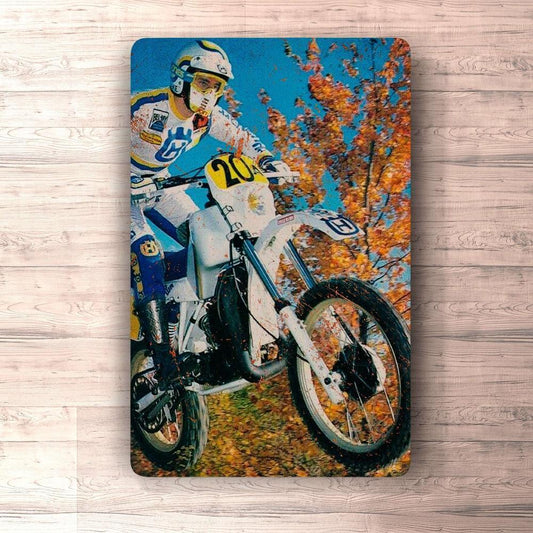 Husqvarna Mike Melton Vintage Reklame Reproduktion Skilte, Musemåtte, Dørmåtte , Plakat-Vintage Moto Skilte-Husqvarna-Garage Culture Shop- garage - man cave - merchandise