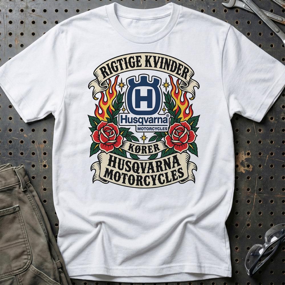 
Produktbillede af Husqvarna Motorcycles Rigtige Kvinder Kører – Roser og Flammer T-Shirt