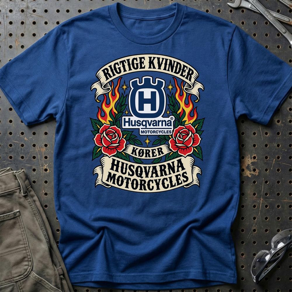 
Produktbillede af Husqvarna Motorcycles Rigtige Kvinder Kører – Roser og Flammer T-Shirt