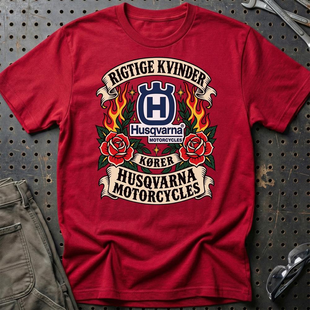 
Produktbillede af Husqvarna Motorcycles Rigtige Kvinder Kører – Roser og Flammer T-Shirt