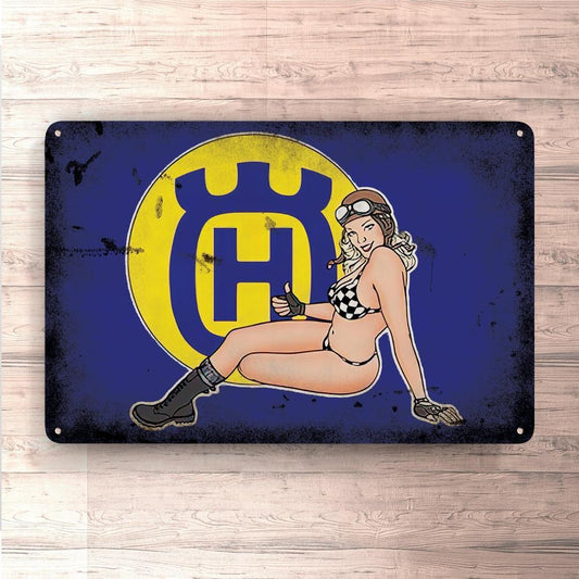Husqvarna Pin-Up Vintage Skilte, Musemåtte, Dørmåtte-Skilte-Husqvarna-Garage Culture Shop- garage - man cave - merchandise