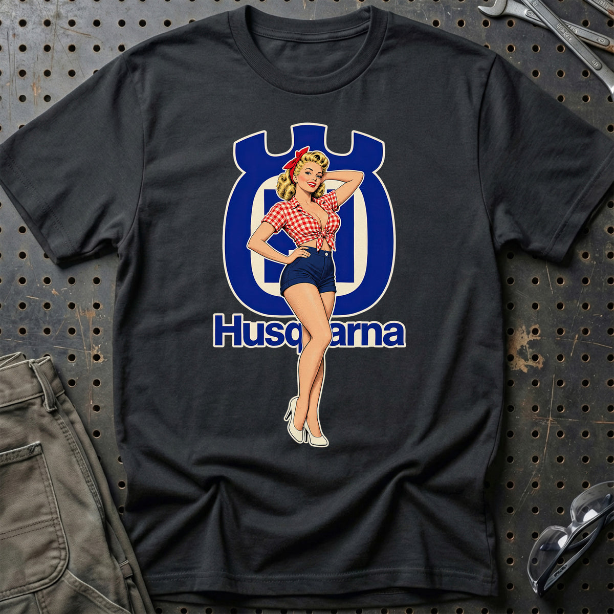 Husqvarna Retro Pinup – Blå Shorts T-Shirt-Beklædning-Husqvarna-Sort-S-Garage Culture Shop- garage - man cave - merchandise