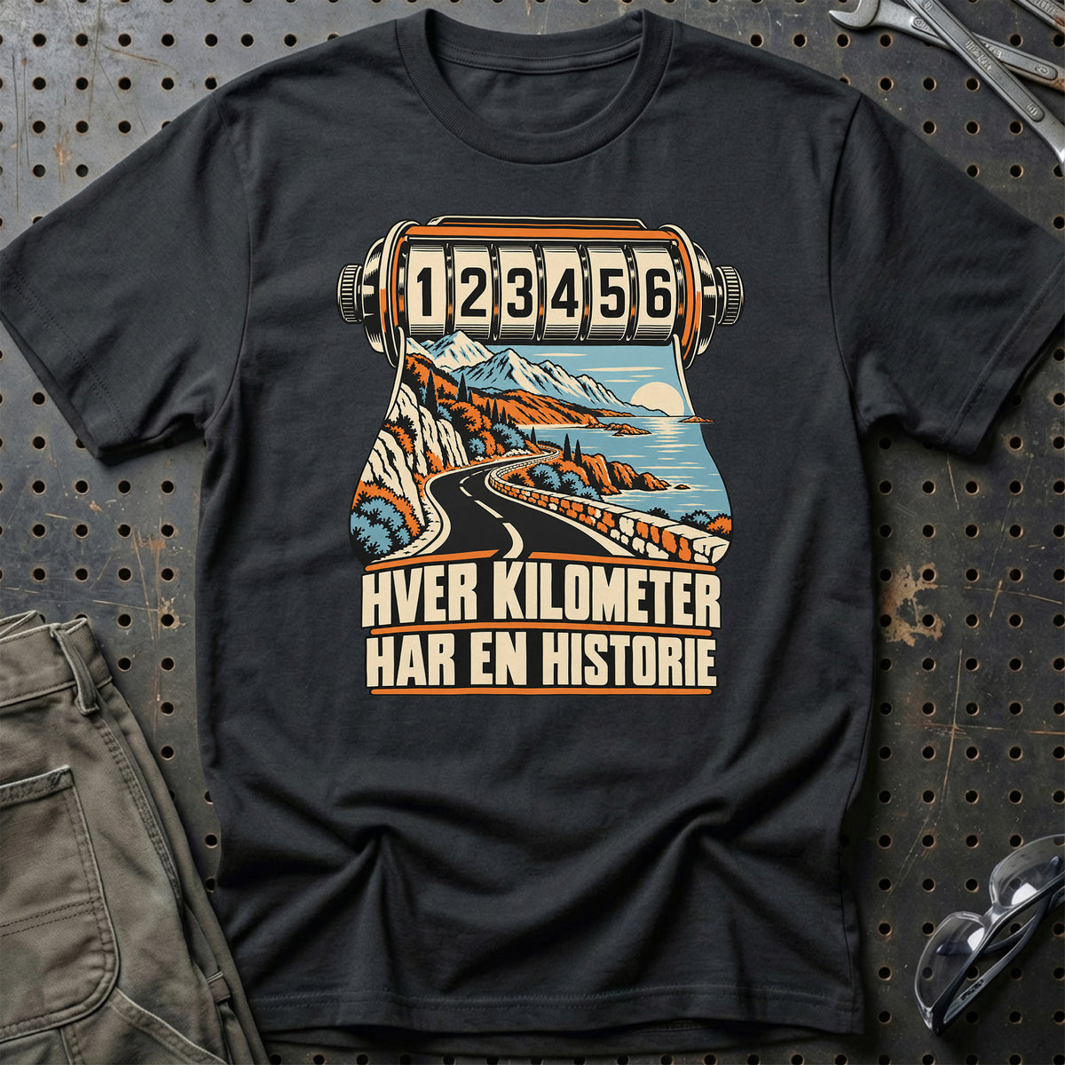 
Hver kilometer – Har en historie – Unisex T-Shirt – Sort