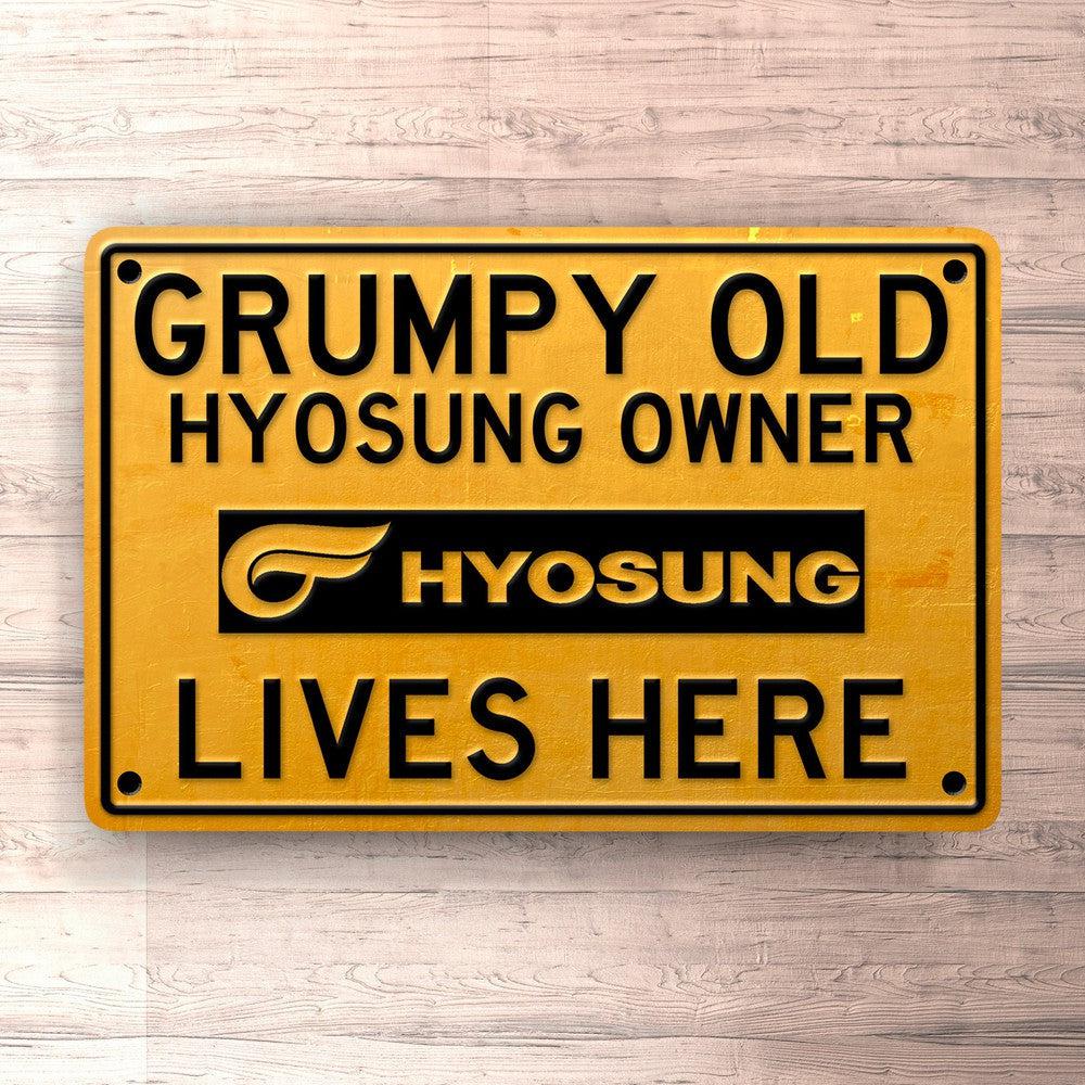Hyosung Grumpy Old Hyosung Owner Lives Here Skilte, Musemåtte, Dørmåtte , Plakat-Skilte-Hyosung-Garage Culture Shop- garage - man cave - merchandise
