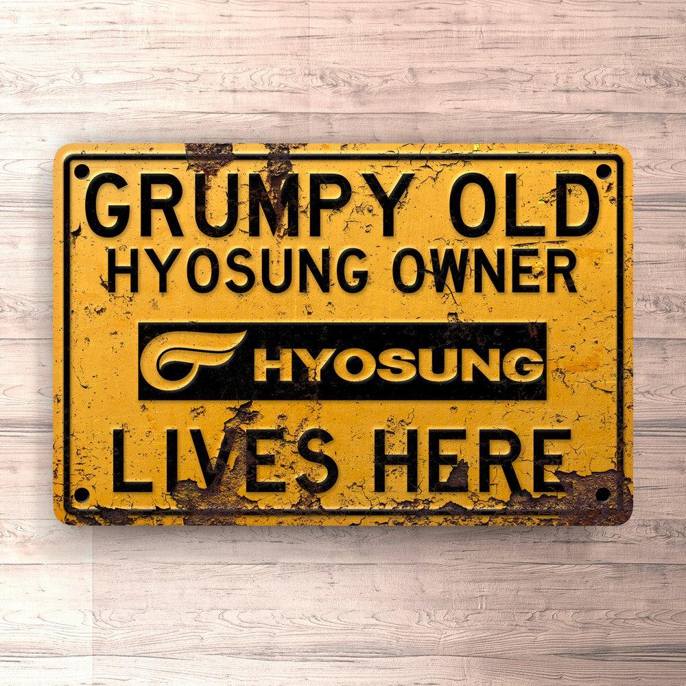 Hyosung Grumpy Old Hyosung Owner Lives Here Skilte, Musemåtte, Dørmåtte , Plakat-Skilte-Hyosung-Garage Culture Shop- garage - man cave - merchandise