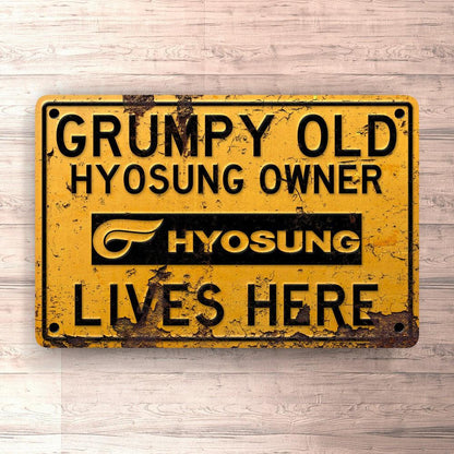 Hyosung Grumpy Old Hyosung Owner Lives Here Skilte, Musemåtte, Dørmåtte , Plakat-Skilte-Hyosung-Garage Culture Shop- garage - man cave - merchandise